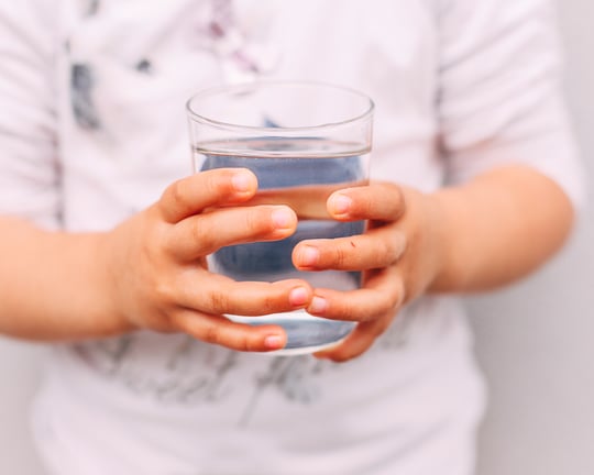 A bere correttamente si impara da piccoli: ecco qual è l’acqua migliore per i neonati