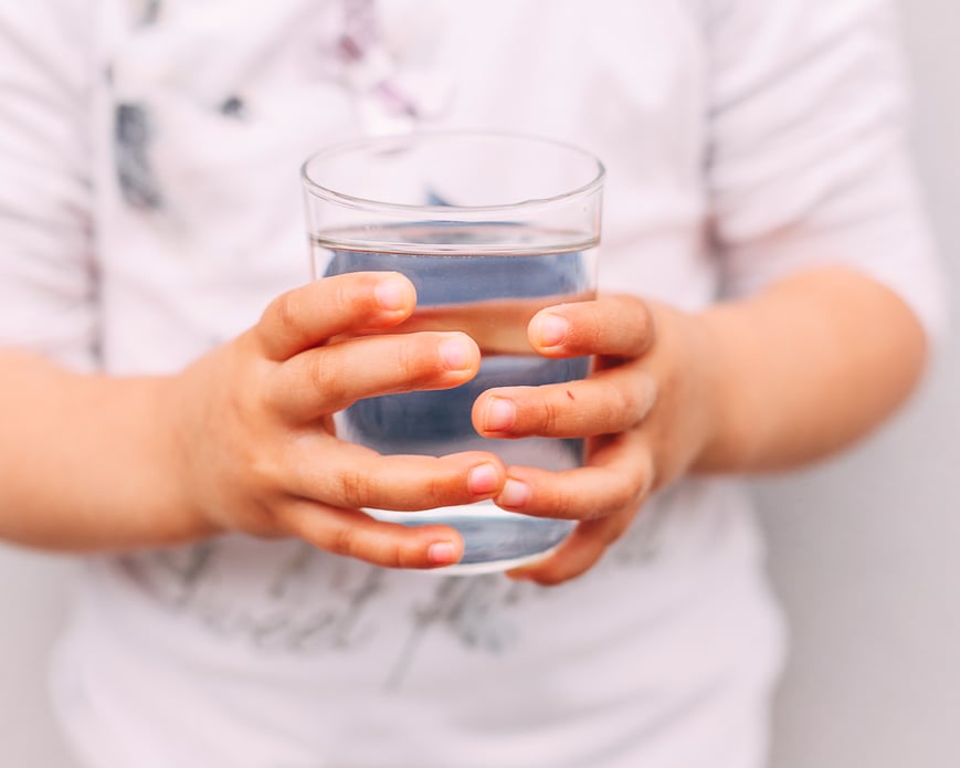 A bere correttamente si impara da piccoli: ecco qual è l’acqua migliore per i neonati